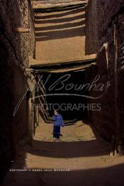 Image du Maroc Professionnelle de  Une petite fille joue dans une rue à Ksar Boudnib, la cité est  située dans le Tafilalet à 90 km d’Erfoud et au Sud-est à environ 100 km d’Errachidia. La région dispose d'innombrable potentialité touristique, Dimanche 15 Avril 2007. (Photo / Abdeljalil Bounhar)